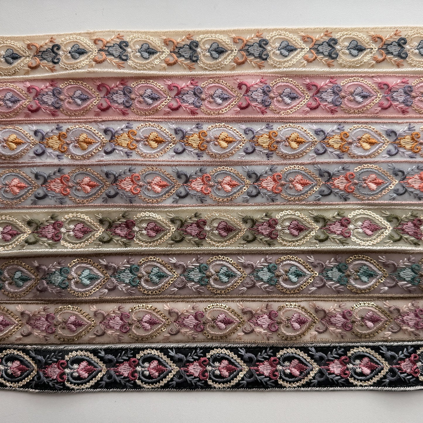 S369 インド刺繍リボン 3cm幅 チュール
