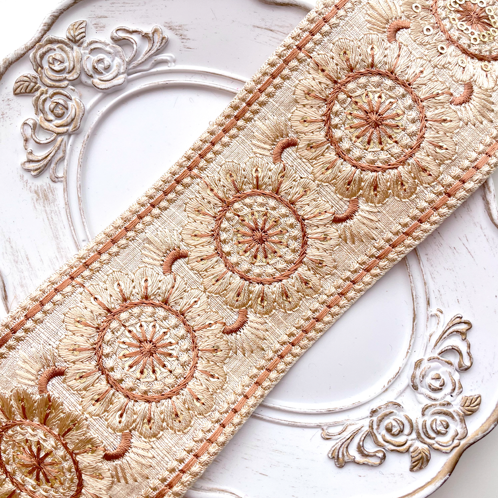199 【 幅：6.5cm 】 インド刺繍リボン　ホワイト　布地　ベージュ