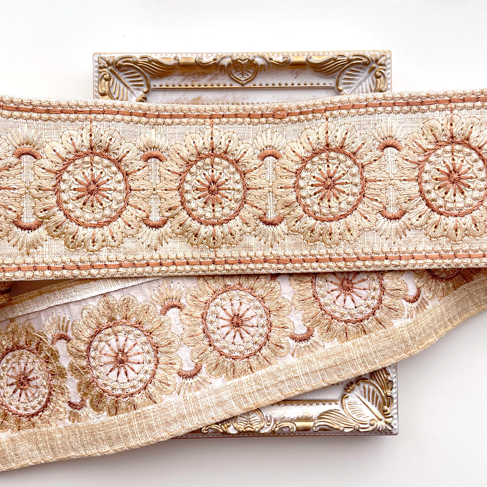 199 【 幅：6.5cm 】 インド刺繍リボン　ホワイト　布地　ベージュ
