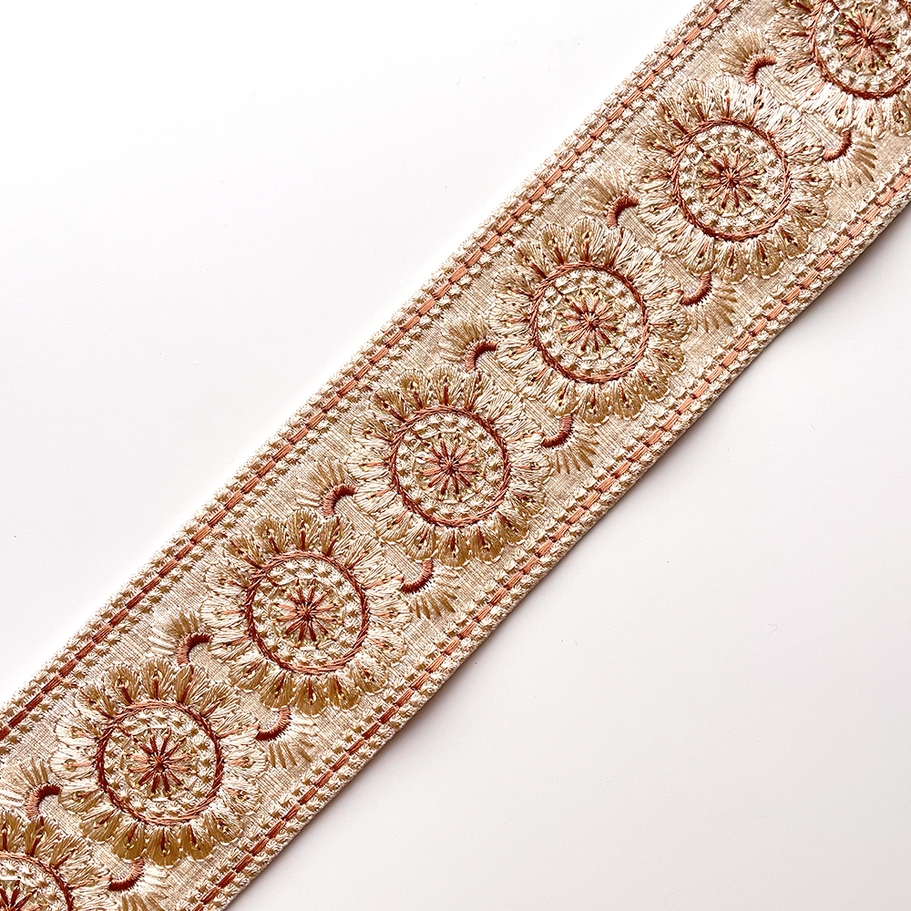 199 【 幅：6.5cm 】 インド刺繍リボン　ホワイト　布地　ベージュ