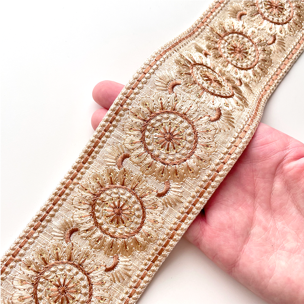 199 【 幅：6.5cm 】 インド刺繍リボン　ホワイト　布地　ベージュ