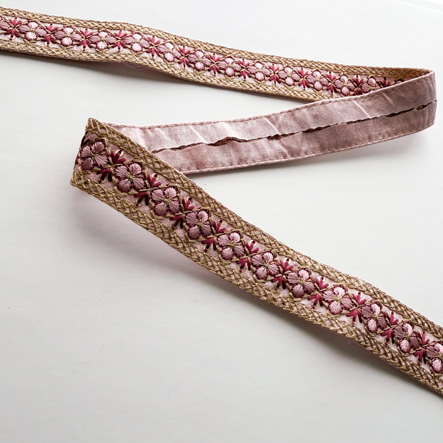 S349 インド刺繍リボン 2.5cm幅 布地 小花柄