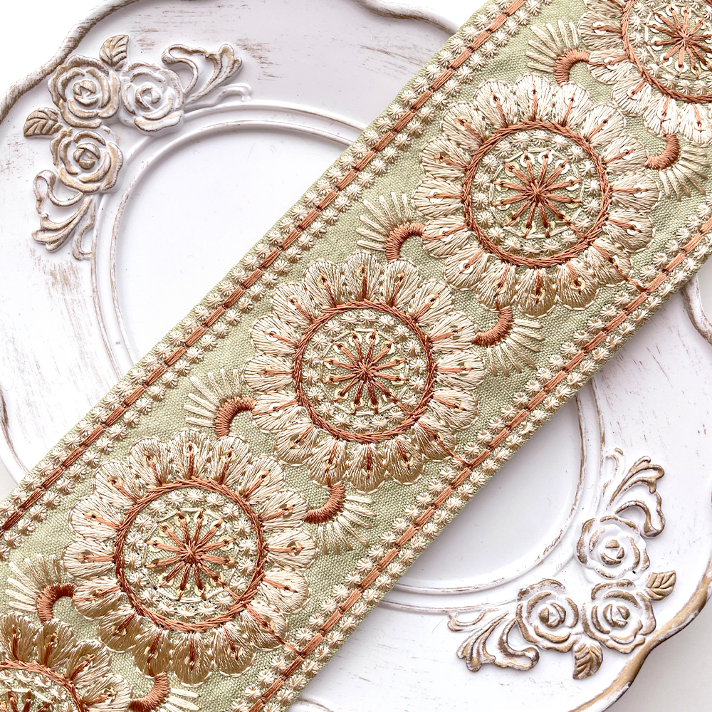 200 【 幅：6.5cm 】 インド刺繍リボン　リーフグリーン　布地　ベージュ