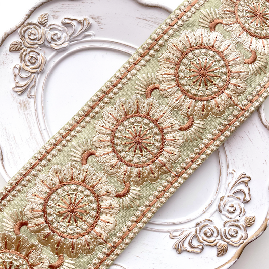 200 【 幅：6.5cm 】 インド刺繍リボン　リーフグリーン　布地　ベージュ