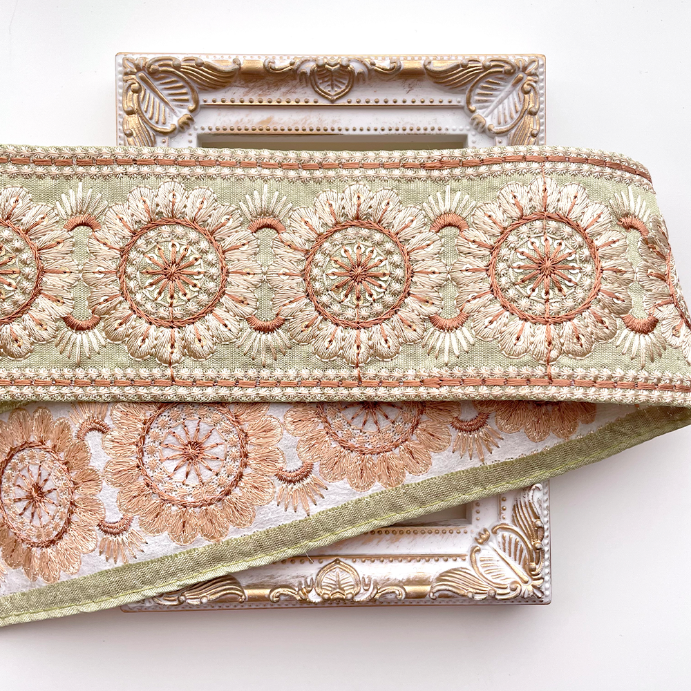 200 【 幅：6.5cm 】 インド刺繍リボン　リーフグリーン　布地　ベージュ