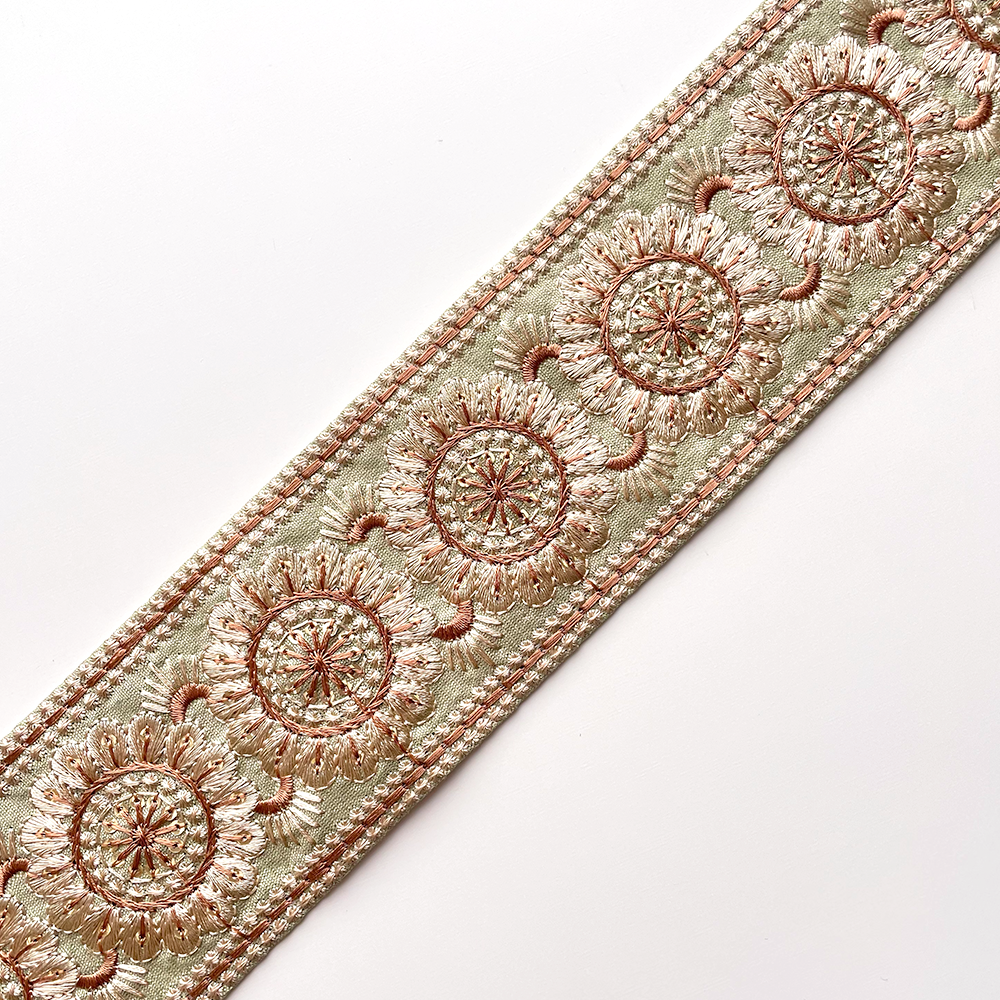 200 【 幅：6.5cm 】 インド刺繍リボン　リーフグリーン　布地　ベージュ