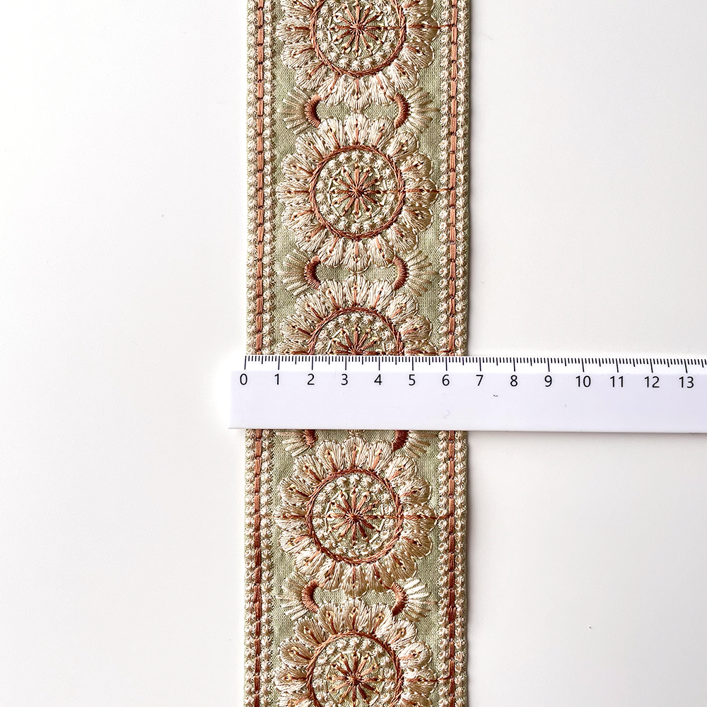 200 【 幅：6.5cm 】 インド刺繍リボン　リーフグリーン　布地　ベージュ