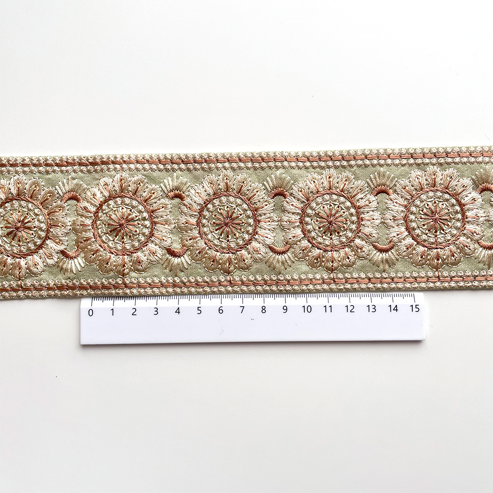 200 【 幅：6.5cm 】 インド刺繍リボン　リーフグリーン　布地　ベージュ