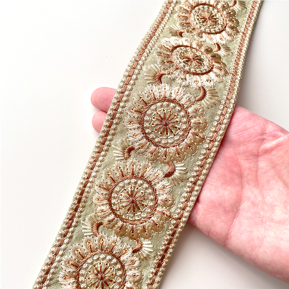 200 【 幅：6.5cm 】 インド刺繍リボン　リーフグリーン　布地　ベージュ