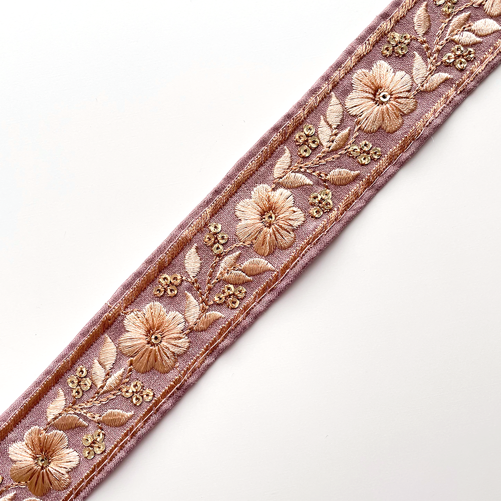 203 【 幅：3.5cm 】 インド刺繍リボン　ピンク　布地　ベージュ　ゴールド