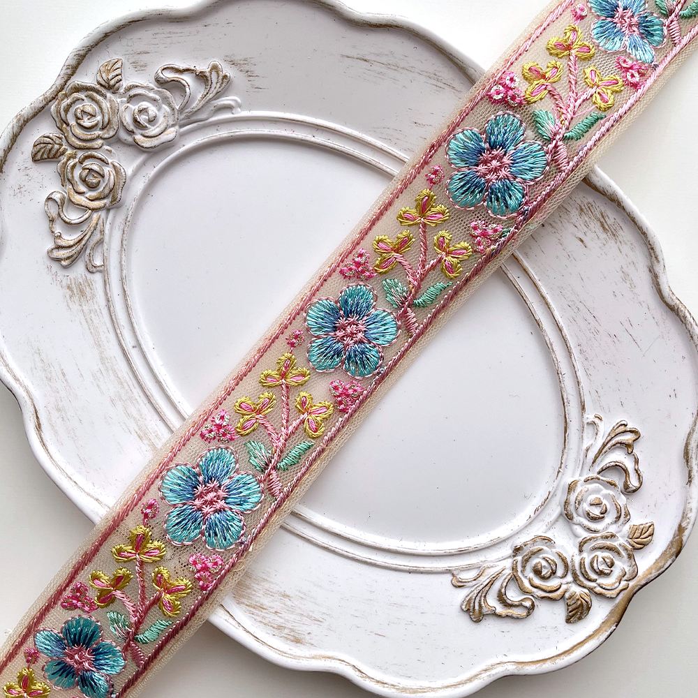 251 【 幅：3cm 】 インド刺繍リボン　ベージュ　チュール　ブルー