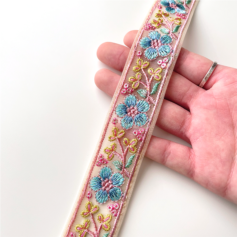251 【 幅：3cm 】 インド刺繍リボン　ベージュ　チュール　ブルー