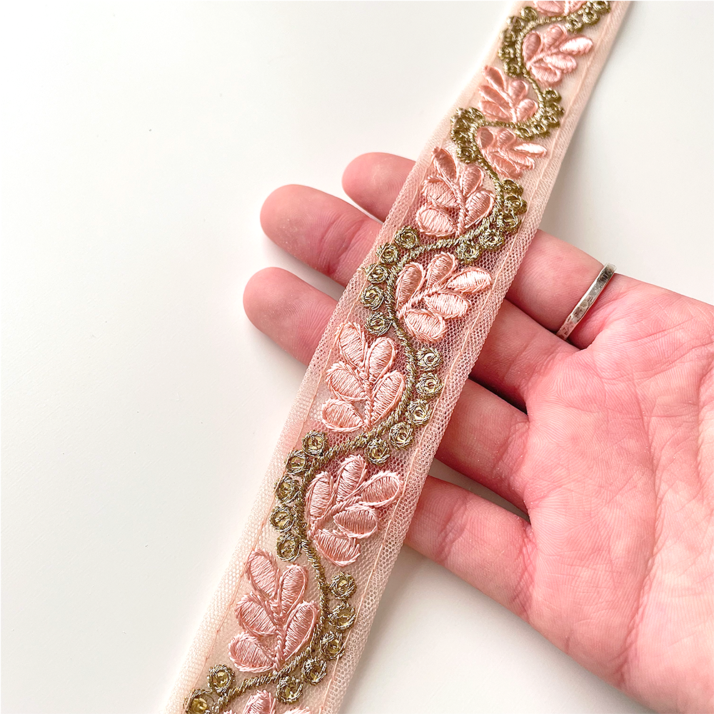 259 【 幅：3cm 】 インド刺繍リボン　ベビーピンク　チュール　