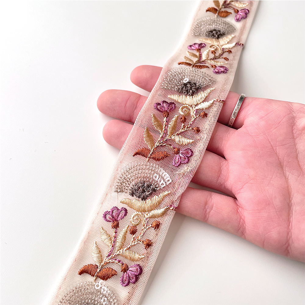 274 【 幅：3.5cm 】 インド刺繍リボン　ベージュ　チュール　