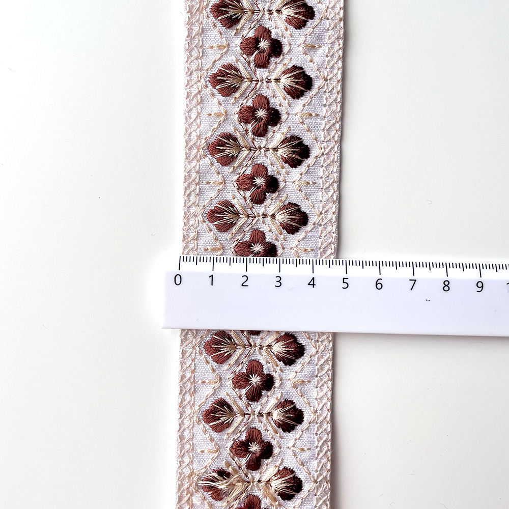 317 【 幅：5cm 】 インド刺繍リボン　ホワイト　布地　ブラウン