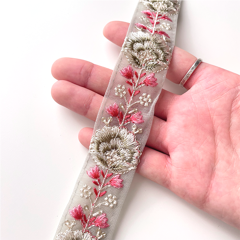 329 【 幅：3cm 】 インド刺繍リボン　グリーングレー　チュール　ピンク