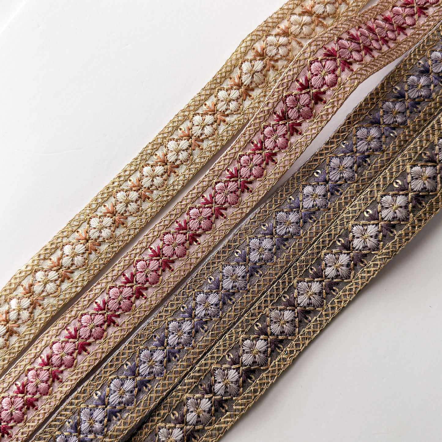 S349 インド刺繍リボン 2.5cm幅 布地 小花柄