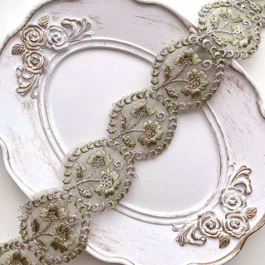 357 【 幅：4cm 】 インド刺繍リボン　フィールドグリーン　チュール　