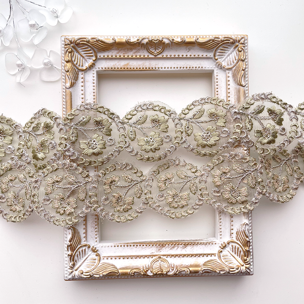 357 【 幅：4cm 】 インド刺繍リボン　フィールドグリーン　チュール　
