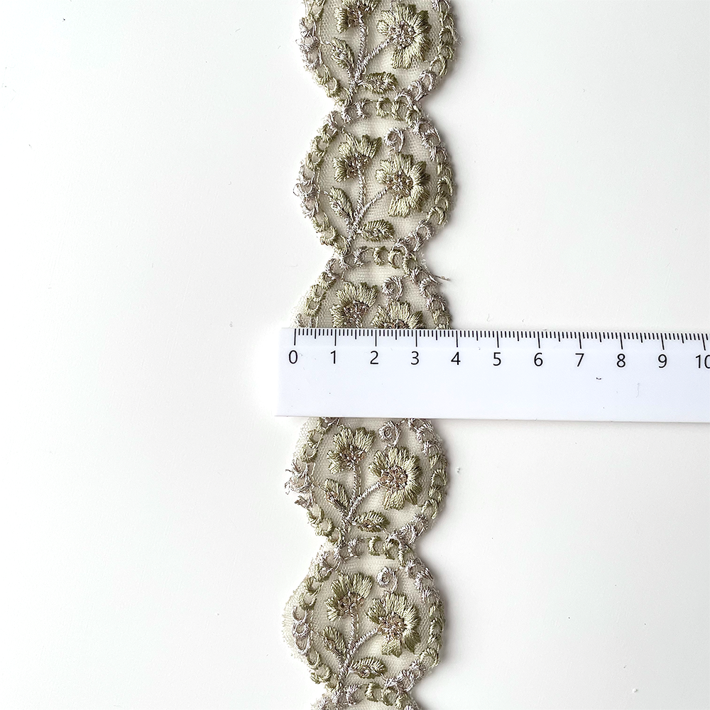 357 【 幅：4cm 】 インド刺繍リボン　フィールドグリーン　チュール　