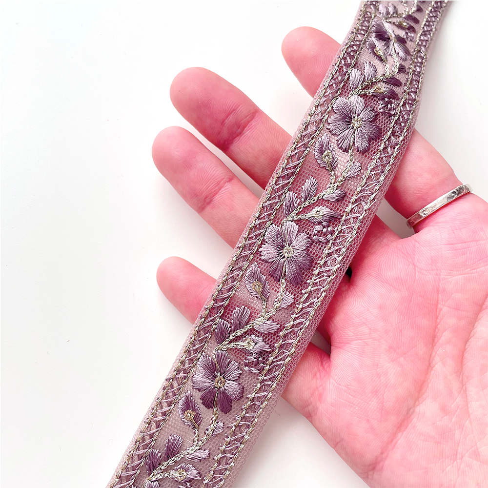 395 【 幅：2.5cm 】 インド刺繍リボン　ダスティライラック　チュール　