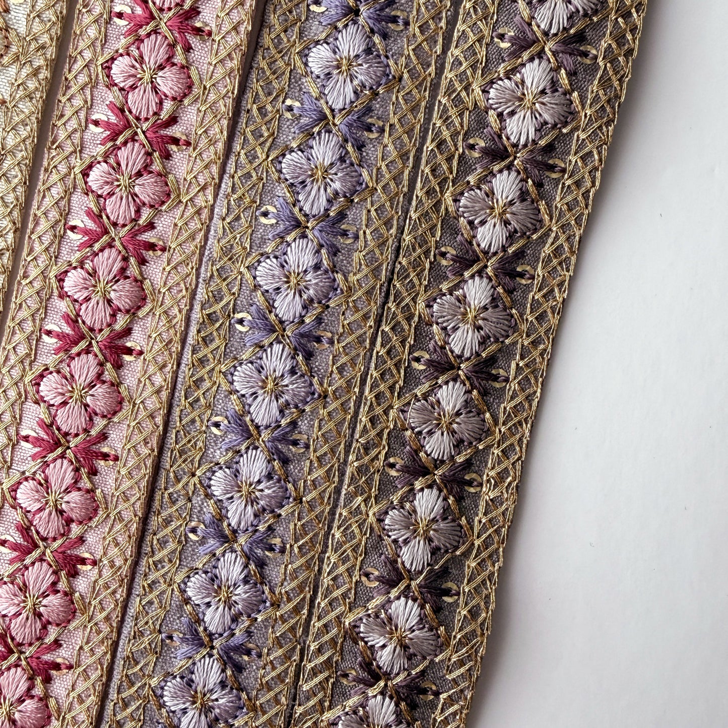 S349 インド刺繍リボン 2.5cm幅 布地 小花柄