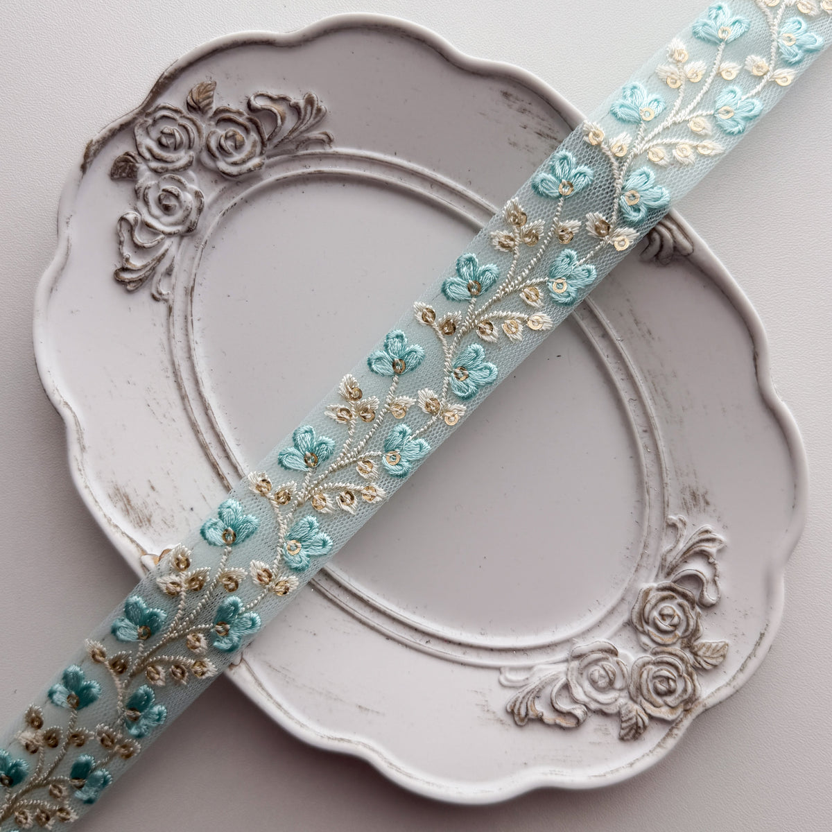 S368 インド刺繍リボン 2.5cm幅 チュール トリリウム