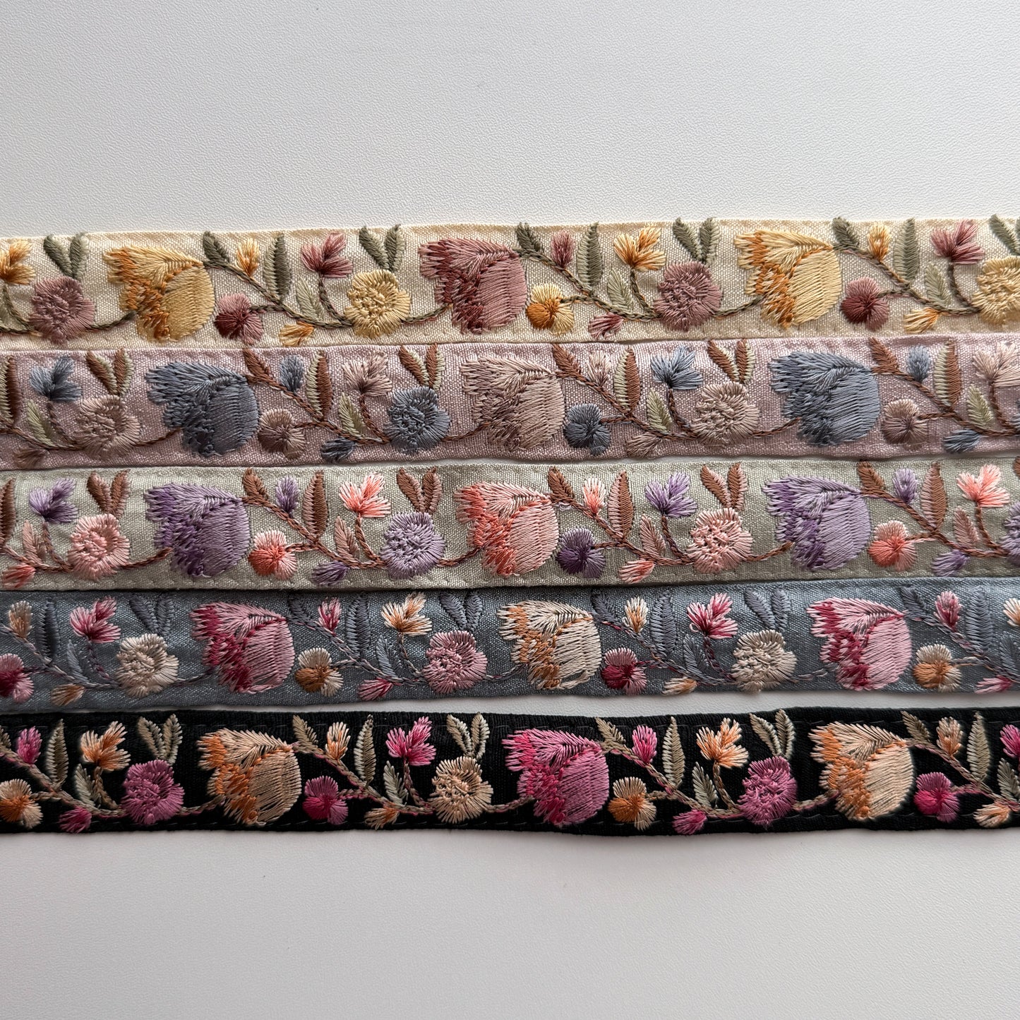 S367 インド刺繍リボン 2.5cm幅 布地 チューリップ