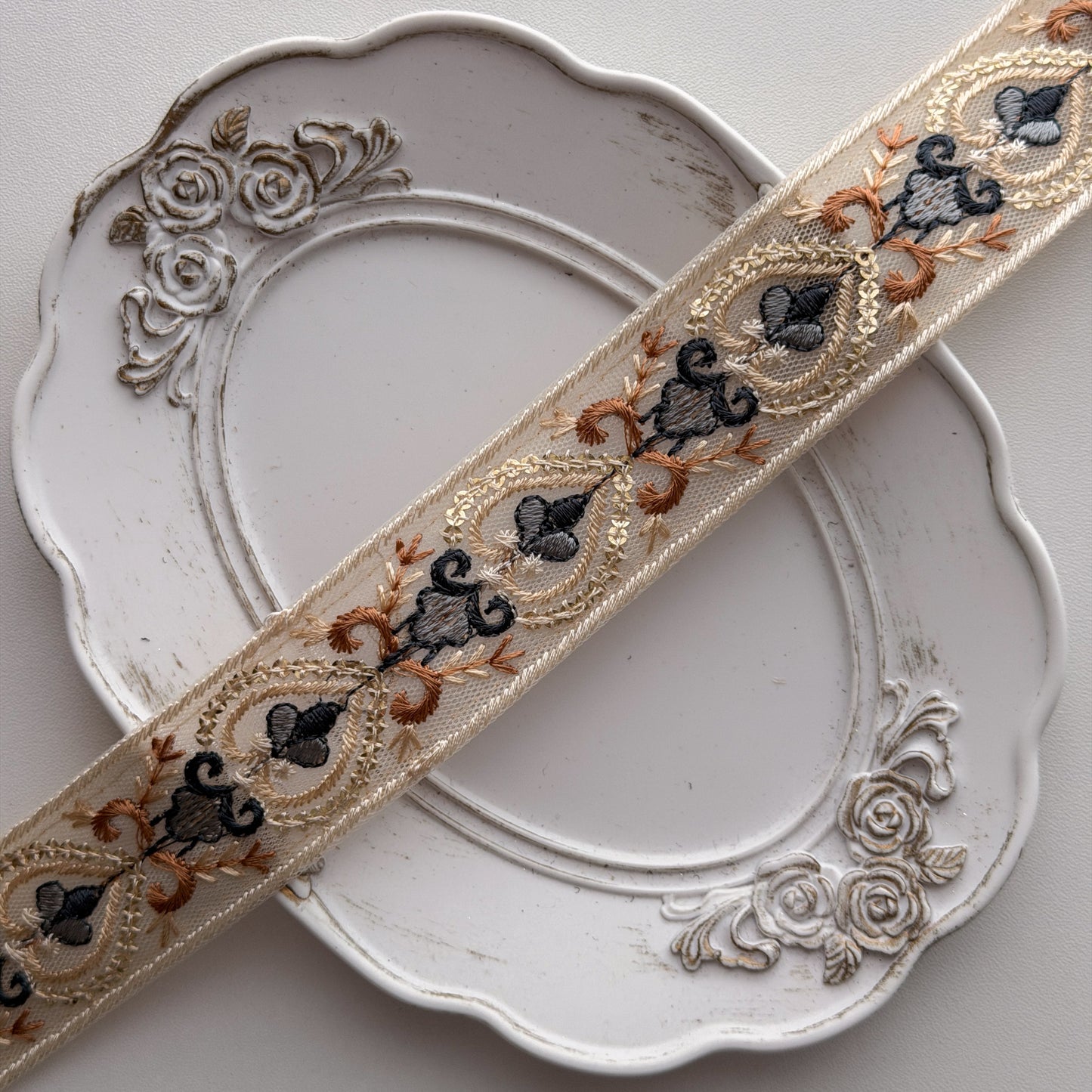 S369 インド刺繍リボン 3cm幅 チュール