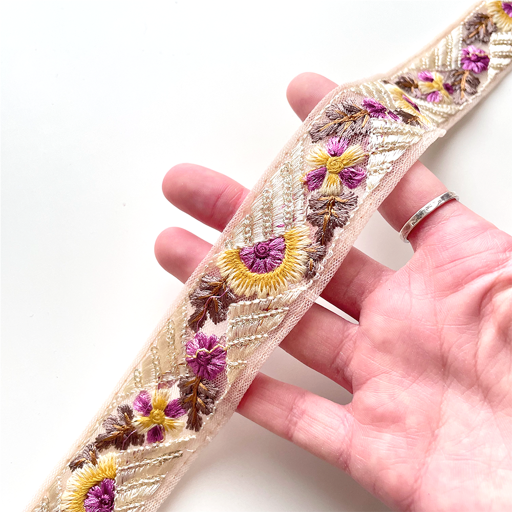 402 【 幅：3.5cm 】 インド刺繍リボン　ベージュ　チュール　イエロー　パープル