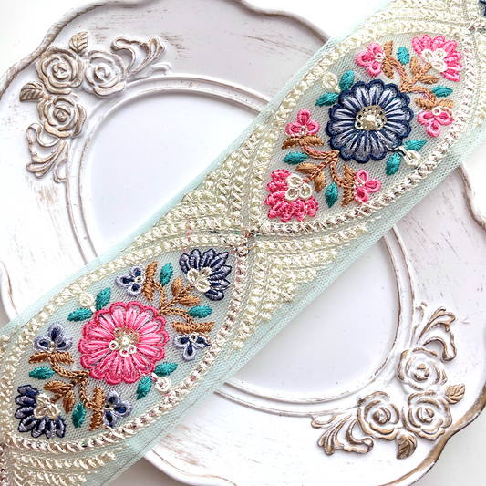 411 【 幅：5.5cm 】 インド刺繍リボン　スカイブルー　チュール　ブルー　ピンク
