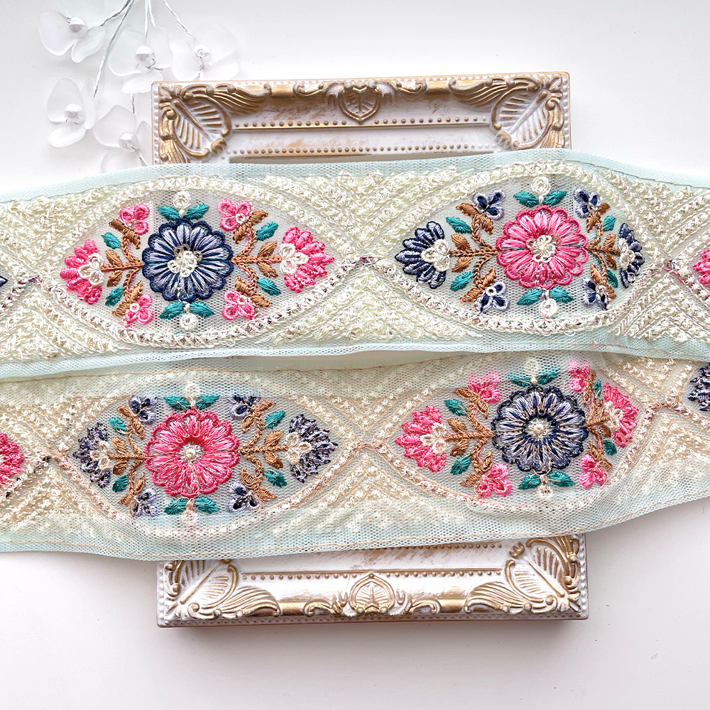 411 【 幅：5.5cm 】 インド刺繍リボン　スカイブルー　チュール　ブルー　ピンク