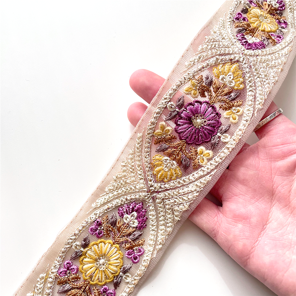 412 【 幅：5.5cm 】 インド刺繍リボン　ダスティライラック　チュール　イエロー　パープル
