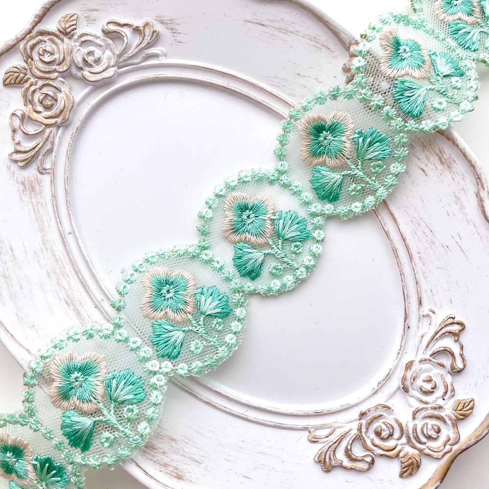 417 【 幅：4cm 】 インド刺繍リボン　ミントグリーン　チュール　ホワイト