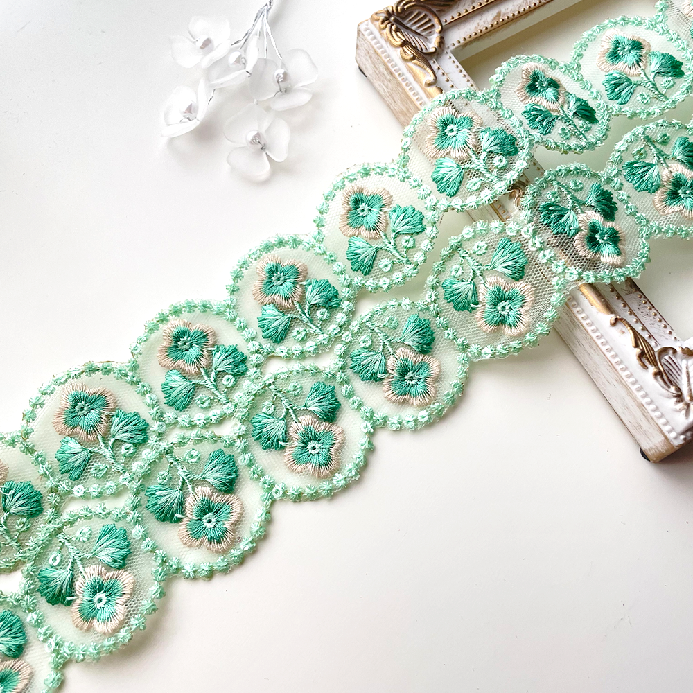 417 【 幅：4cm 】 インド刺繍リボン　ミントグリーン　チュール　ホワイト