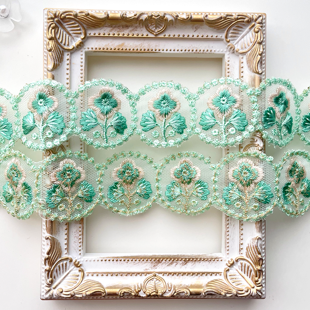 417 【 幅：4cm 】 インド刺繍リボン　ミントグリーン　チュール　ホワイト