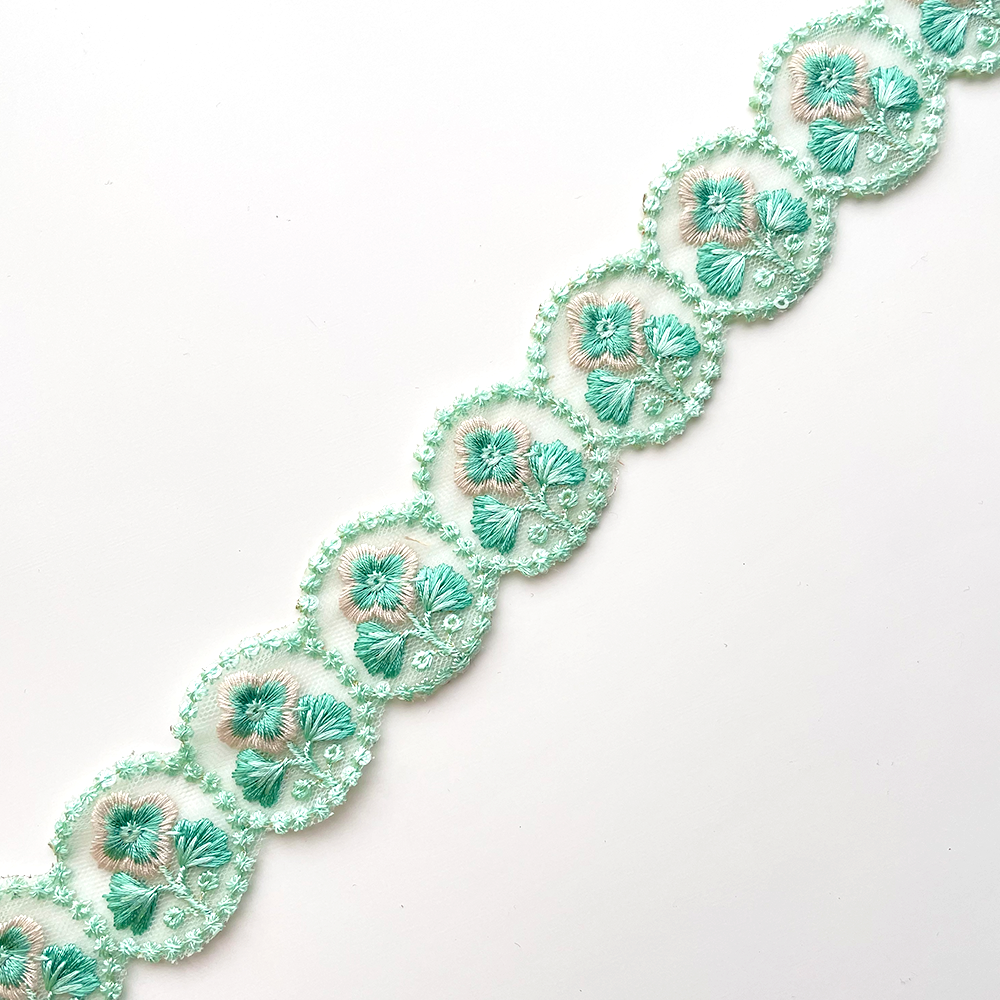 417 【 幅：4cm 】 インド刺繍リボン　ミントグリーン　チュール　ホワイト