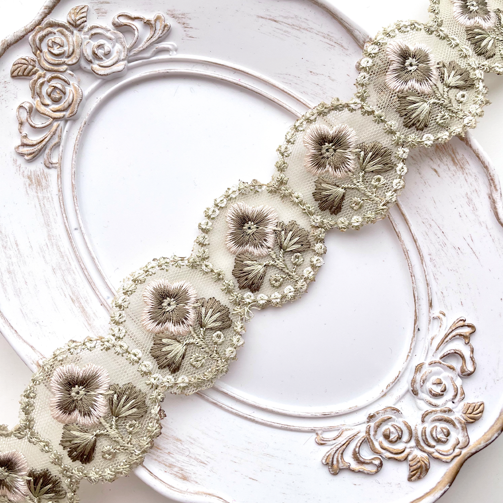 419 【 幅：4cm 】 インド刺繍リボン　リーフグリーン　チュール　ホワイト