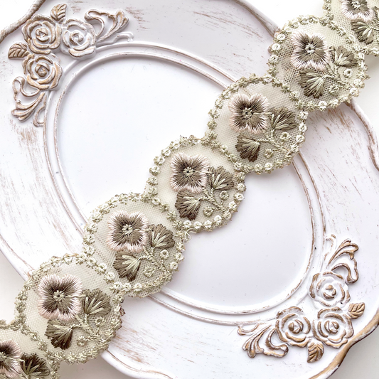 419 【 幅：4cm 】 インド刺繍リボン　リーフグリーン　チュール　ホワイト