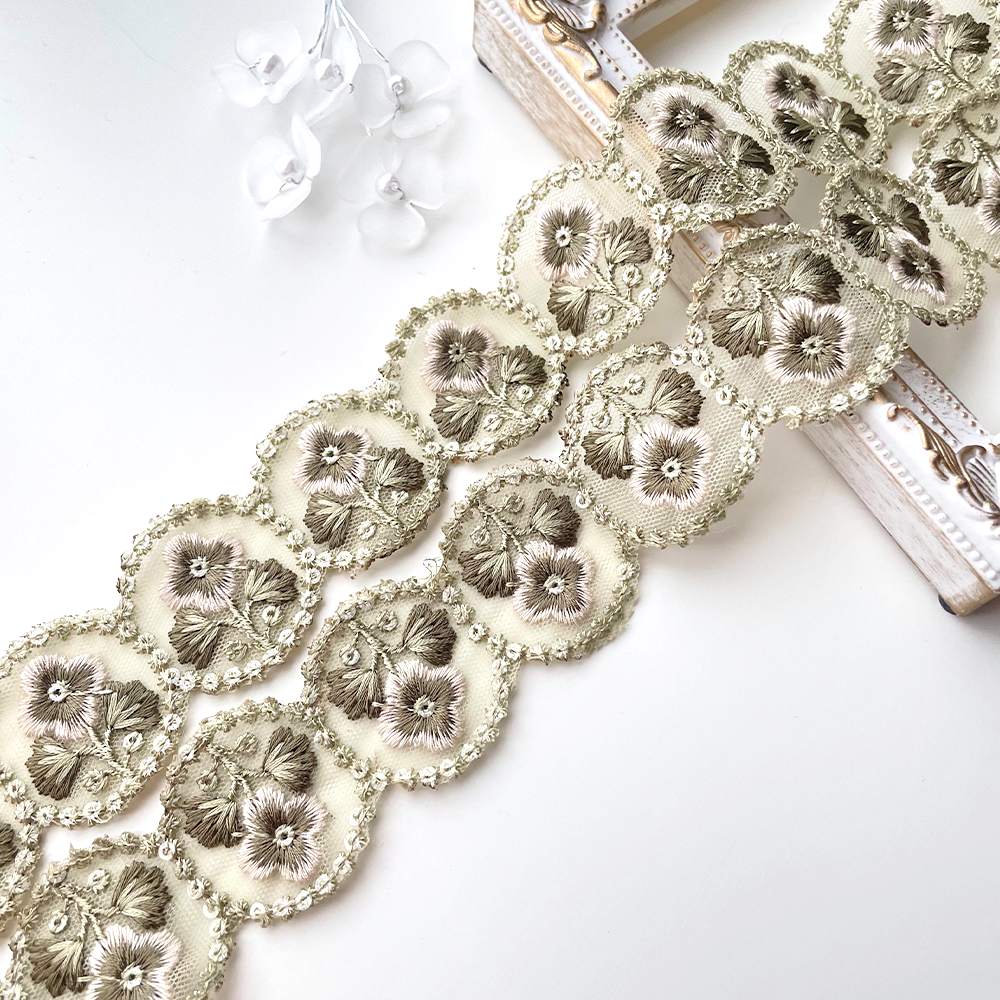 419 【 幅：4cm 】 インド刺繍リボン　リーフグリーン　チュール　ホワイト