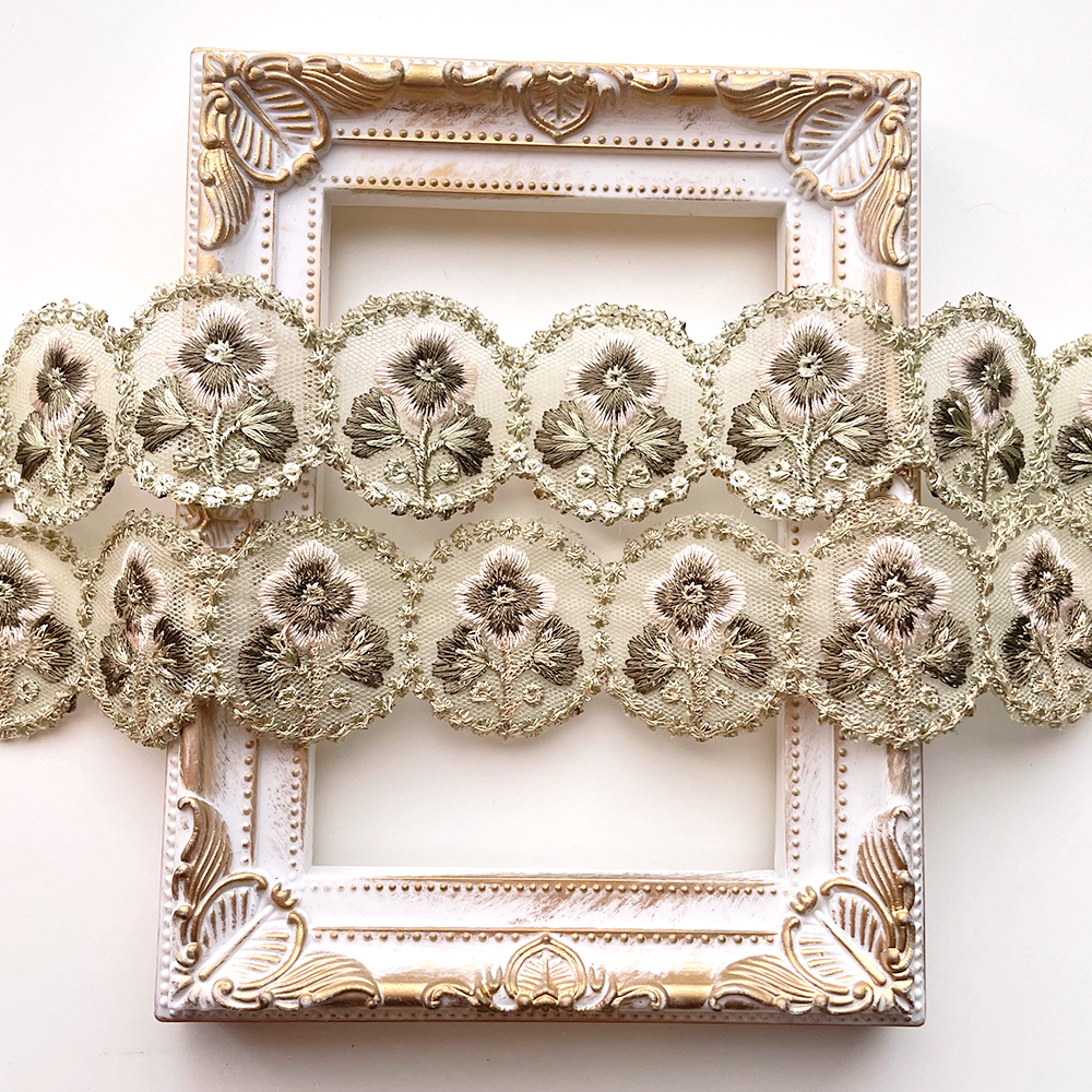 419 【 幅：4cm 】 インド刺繍リボン　リーフグリーン　チュール　ホワイト