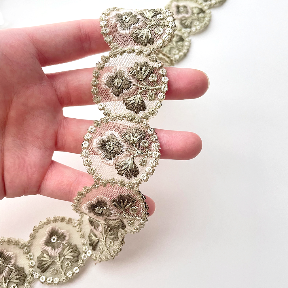 419 【 幅：4cm 】 インド刺繍リボン　リーフグリーン　チュール　ホワイト