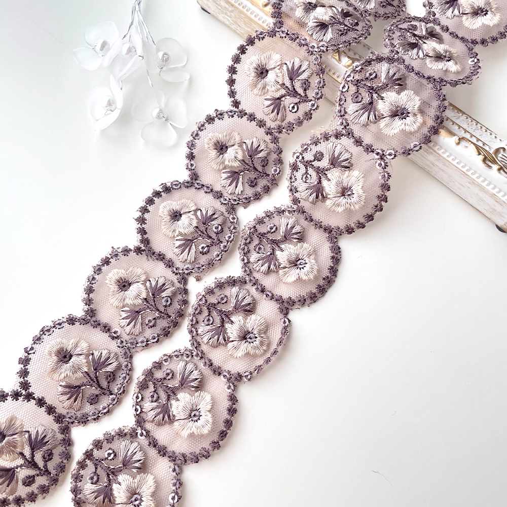 422 【 幅：4cm 】 インド刺繍リボン　ダスティライラック　チュール　ホワイト