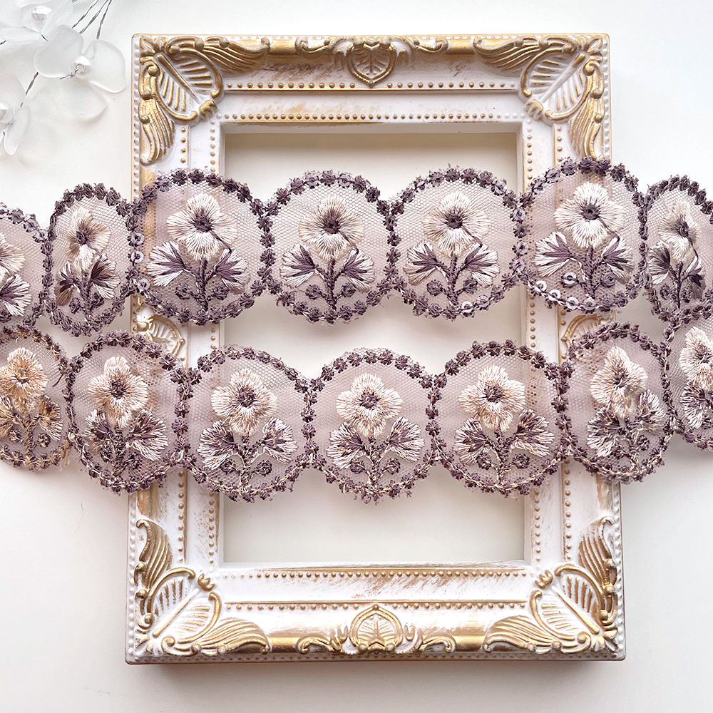 422 【 幅：4cm 】 インド刺繍リボン　ダスティライラック　チュール　ホワイト
