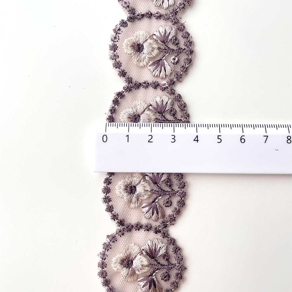 422 【 幅：4cm 】 インド刺繍リボン　ダスティライラック　チュール　ホワイト