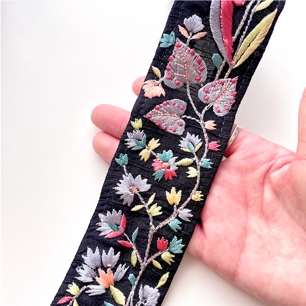 500 【 幅：5.5cm 】 インド刺繍リボン　ブラック　布地　パープル　ピンク　イエロー