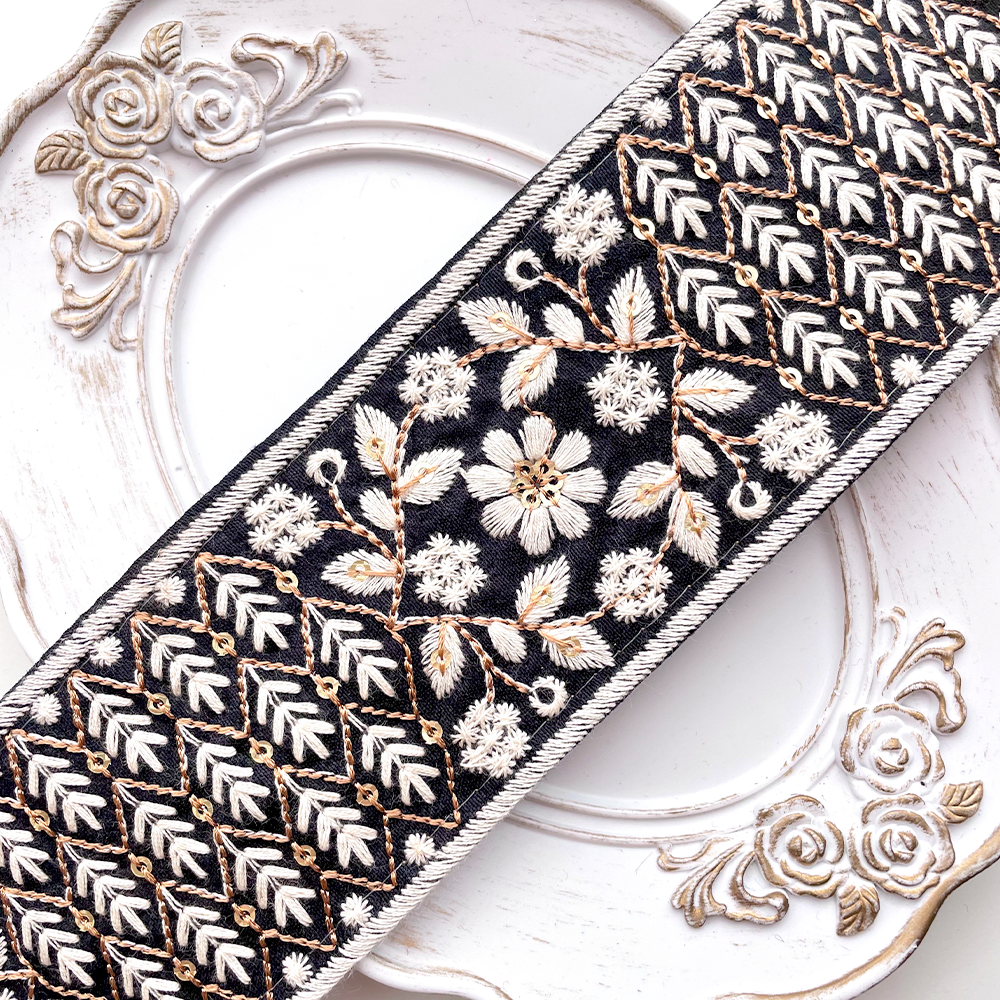 507 【 幅：6cm 】 インド刺繍リボン　ブラック　布地　ホワイト
