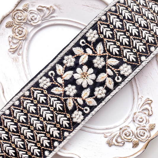 507 【 幅：6cm 】 インド刺繍リボン　ブラック　布地　ホワイト