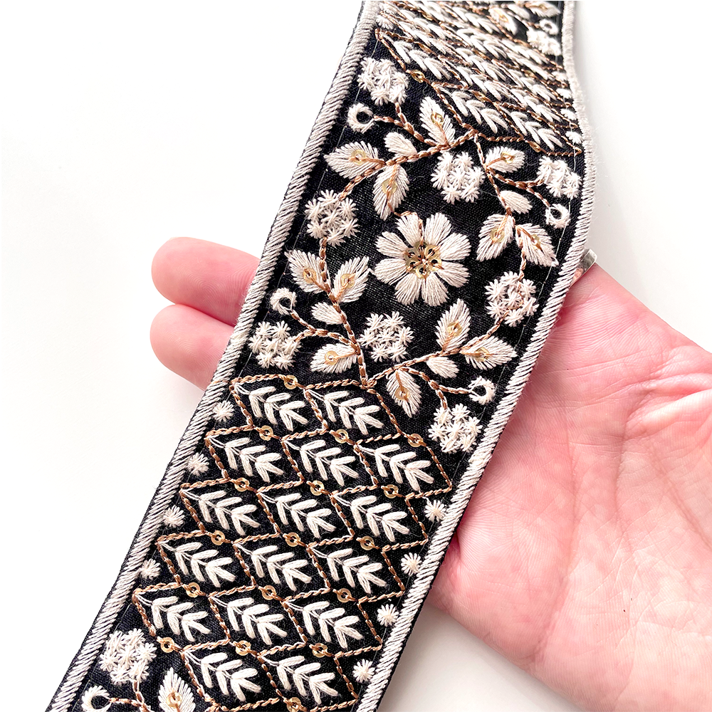 507 【 幅：6cm 】 インド刺繍リボン　ブラック　布地　ホワイト