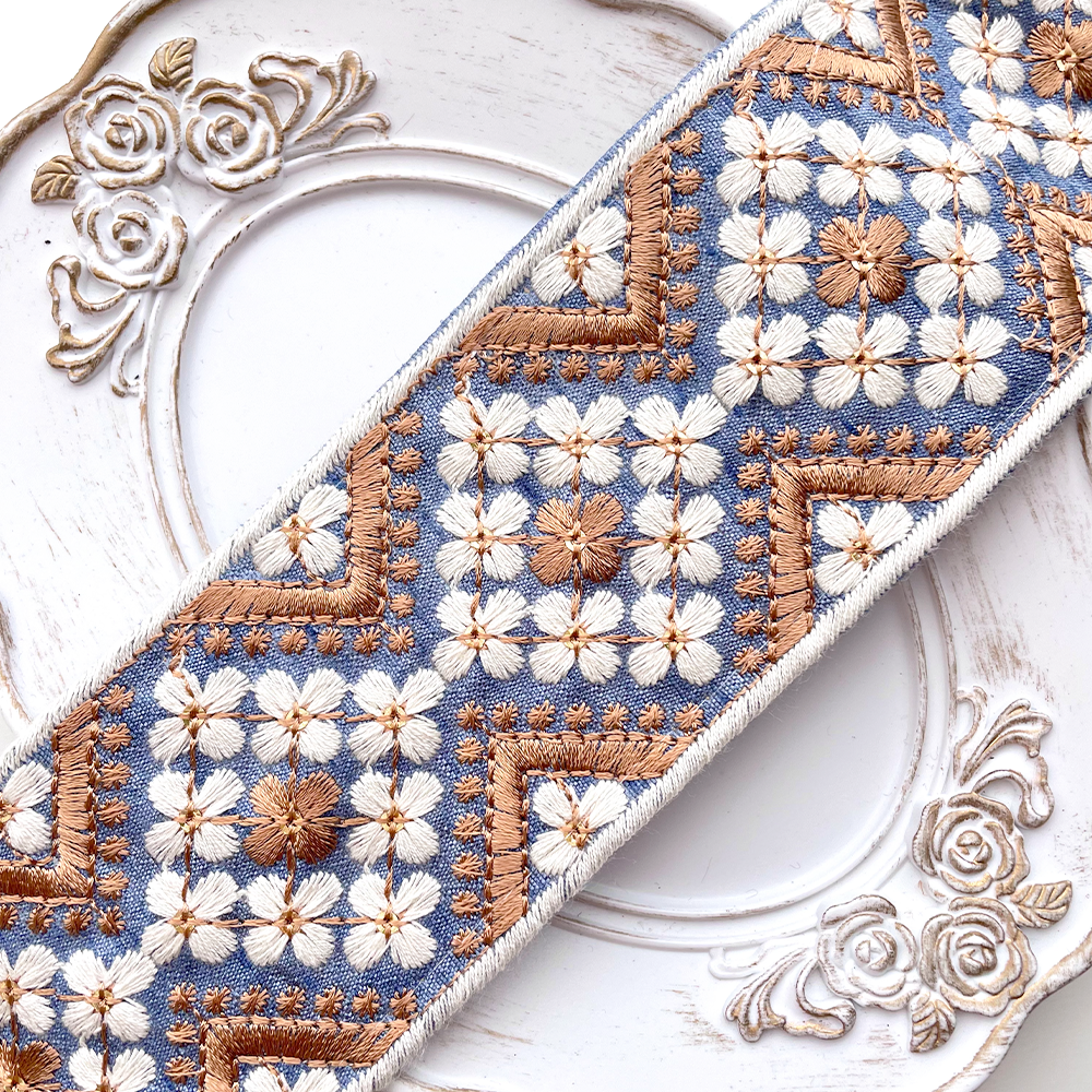 508 【 幅：6.5cm 】 インド刺繍リボン　ベビーブルー　布地　ホワイト　ベージュ